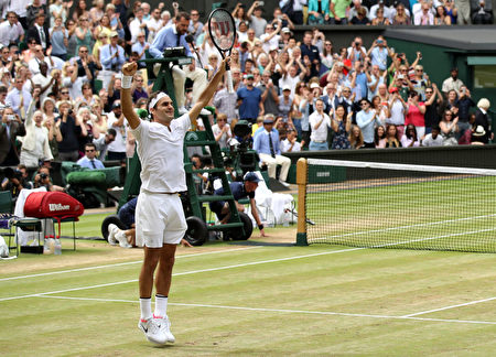瑞士网球名将费德勒于7月16日夺得温网男单冠军。赢得第8冠让费德勒创下温网纪录。（Julian Finney/Getty Images)