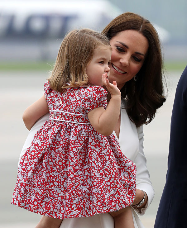 7月17日抵達華沙，夏洛特小公主向民眾揮手致意。 (Chris Jackson/Getty Images)