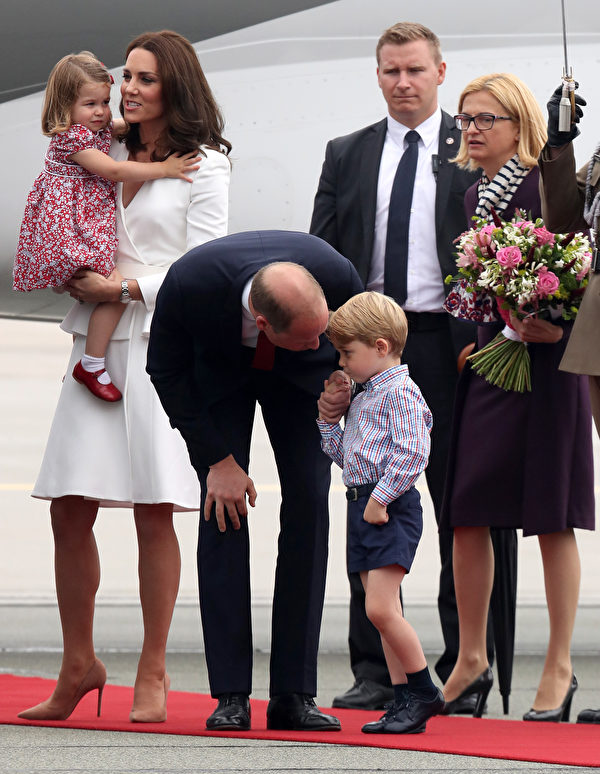7月17日，威廉王子一家抵達波蘭華沙，喬治王子與夏洛特公主表現大不同。(Chris Jackson/Getty Images)