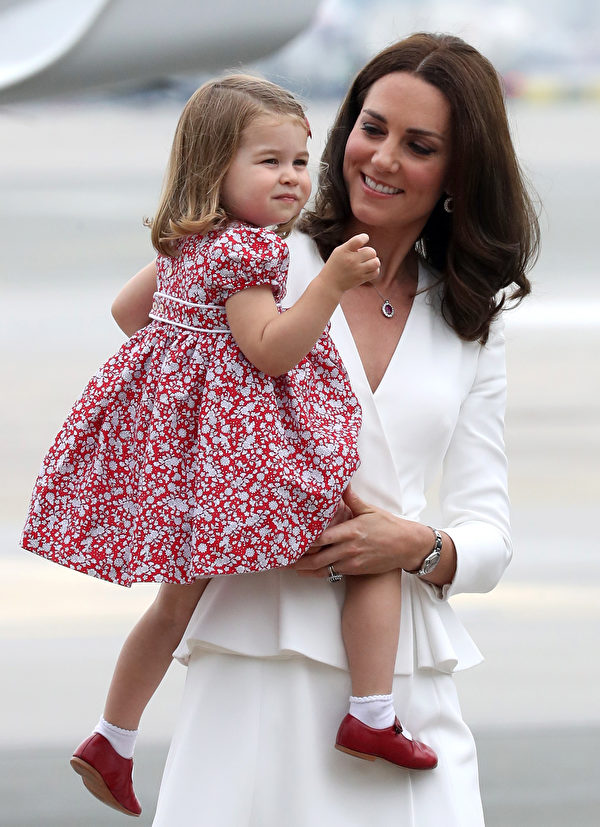 跟隨父母訪問華沙，夏洛特公主一路甜笑，讓媽媽開心。 (Chris Jackson/Getty Images)