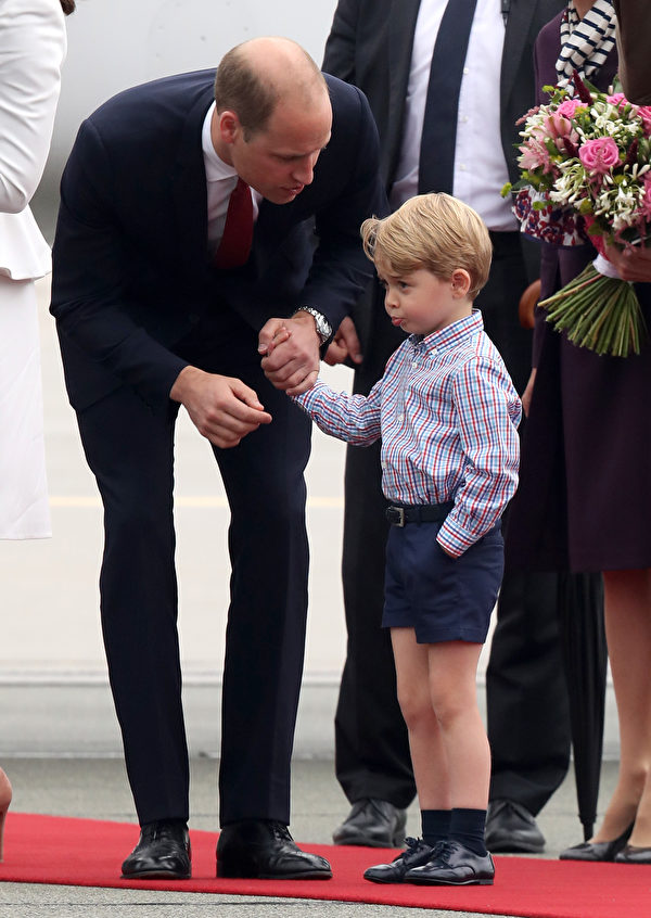 抵達華沙就鬧脾氣，喬治王子的表現讓爸爸生氣，當場挨訓。(Chris Jackson/Getty Images)