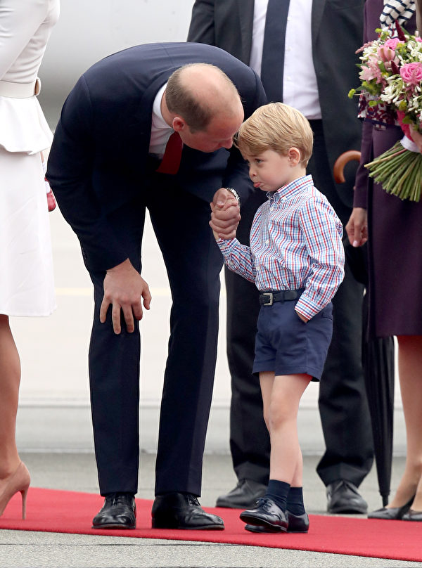  抵達波蘭鬧脾氣，喬治王子被爸爸威廉王子當場教訓。(Chris Jackson/Getty Images)