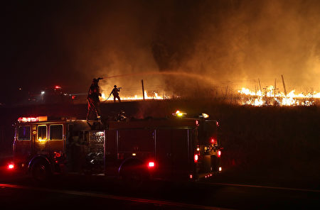 加州中部馬里波薩縣Detwiler山火從週日開始燃燒，有數千人被疏散。（Justin Sullivan/Getty Images）