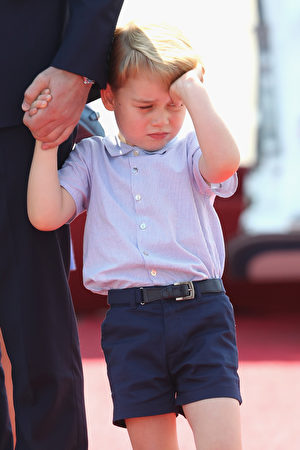 可能由於旅途疲勞，週末將迎來4歲生日的喬治小王子似乎有點累了。（Chris Jackson/Getty Images）