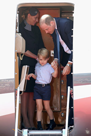 7月19日上午，威廉王子一家抵達柏林，喬治小王子在爸爸的帶領下下飛機。（Chris Jackson/Getty Images）