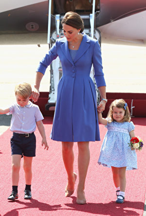 7月19日上午，威廉王子一家抵達柏林，凱特王妃帶著喬治王子和夏綠蒂公主走下飛機。（Chris Jackson/Getty Images）