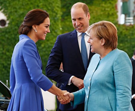 7月19日中午，德國總理默克爾（右）在總理府迎接英國威廉王子（中）和凱特王妃（左）。（ODD ANDERSEN/AFP/Getty Images)