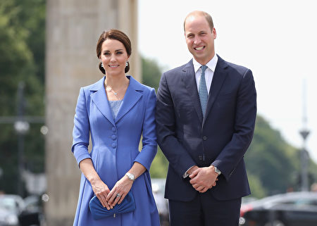 7月19日下午，英國王子威廉與妻子凱特參觀柏林的勃蘭登堡門。（Chris Jackson/Getty Image）