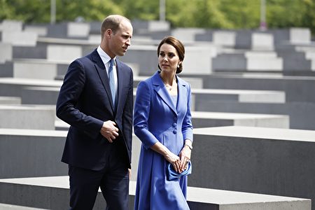 7月19日下午，威廉王子和凱特參觀勃蘭登堡門邊上的猶太人大屠殺紀念碑群。（ODD ANDERSEN/AFP/Getty Images）