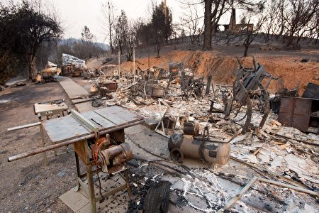 被野火焚毀的馬里波薩家園。（Josh Edelson/Getty Images）