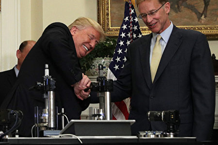 川普當天還親自在機器上對康寧公司製造的一個藥用瓶子進行玻璃強度測試。(Alex Wong/Getty Images)