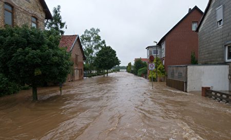 近日，德国许多地区持续降雨，图为下萨克森州Seesen市街道状况。（SWEN PFOERTNER/AFP/Getty Images）