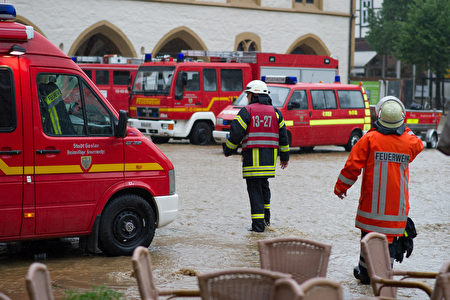 近日，德国许多地区持续降雨，消防员持续投入工作。图为下萨克森州Goslar市的情况。（SWEN PFOERTNER/AFP/Getty Images）