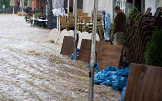 7月26日上午，因為持續降雨，德國許多地區情況告急，北部下薩克森州的多個城市情況嚴峻。圖為Goslar市的情況。（SWEN PFOERTNER/AFP/Getty Images）