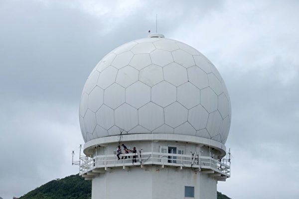 7月28日，台风尼莎来袭，新北市三貂角，工作人员在雷达站加强固定天线。(SAM YEH/AFP/Getty Images)