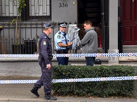 Police stand guard outside a house in the inner Sydney suburb of Surry Hills on July 30, 2017, after a raid in a major joint counter-terrorism operation. Australia has foiled an Islamist-inspired "terrorist plot" to bring down an airplane with an improvised explosive, authorities said on July 30, after four people were arrested in raids across Sydney. / AFP PHOTO / WILLIAM WEST (Photo credit should read WILLIAM WEST/AFP/Getty Images)