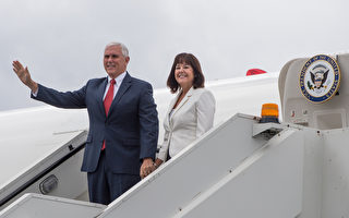 美國副總統彭斯及夫人卡倫週日（7月30日）下午抵達愛沙尼亞，開啟東歐三個波羅的海國家的外交之旅。(RAIGO PAJULA/AFP/Getty Images)