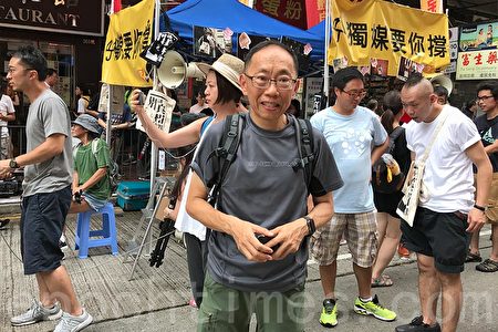 头条新闻》饰演“太后”的吴志森认为香港要在“一国两制”中不“走样”，最理想是中国自己能够实现民主改革。（王文君／大纪元）