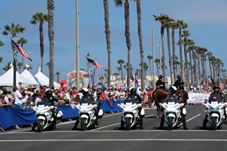 加州杭庭頓海灘市（Huntington Beach）國慶遊行由警察開道揭開序幕。（徐綉惠／大紀元）