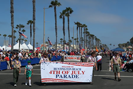 2017年7月4日南加州杭庭頓海灘市（Huntington Beach）舉行美西最大規模國慶遊行。（徐綉惠／大紀元）