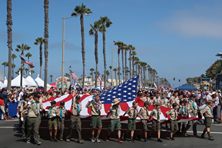 美國童子軍參加南加州杭庭頓海灘市（Huntington Beach）國慶遊行。（徐綉惠／大紀元）
