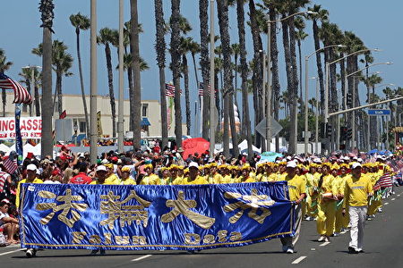 美國西海岸最大規模的南加州杭庭頓海灘市（Huntington Beach）國慶遊行。圖為法輪功隊伍 。（徐綉惠／大紀元）