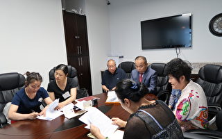 洪铁生（左三）与来自中国的三位受害人张萍（右一）、胡克芳（左一）、孙秀娟（右二），在公证人Linda（左二）的作证下完成证词公证手续。（徐绣惠／大纪元）