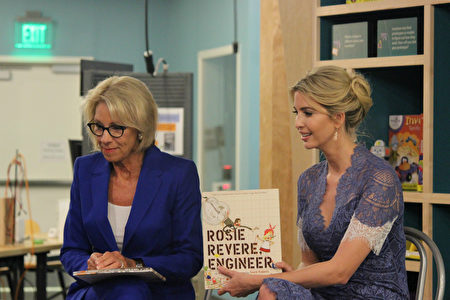伊万卡和德沃斯为孩子们朗读儿童绘本《罗西想要当个工程师》。（林乐予／大纪元）
