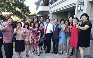 华裔医师陈海硕（右七）7月2日在该市首位华裔市长林元清（左一）家中正式宣布参选圣马力诺市市议员。（袁玫／大纪元）