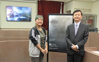 来自台湾的原住民艺术家张恩满（左）“重如鸿毛”录像及装置艺术展将在7月7日于洛杉矶台湾书院开幕，将展至8月12日止。右为洛杉矶台湾书院主任张书豹。（袁玫／大纪元）