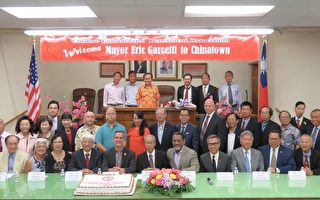 7月29日，中華會館特別邀請洛杉磯市長加西堤訪問中華會館，加州眾議員西迪洛 (Gil Cedillo) 也一同前往。（袁玫/大紀元）