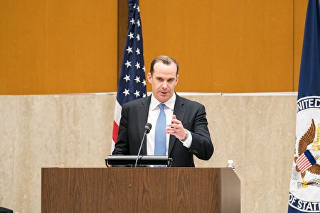 美國總統特使麥吉爾克（Brett McGurk）表示國際社會已經開始對伊拉克的援助重心放在人道主義援助和戰後恢復上。（石青雲／大紀元） 
