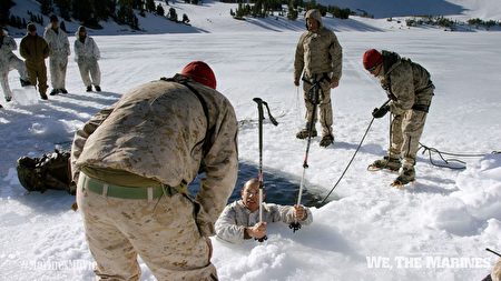 “我们是海军陆战队”剧照：海军陆战队冰水训练。（海军陆战队博物馆提供） 