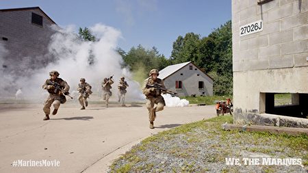 “我们是海军陆战队”剧照：小队演习训练。（海军陆战队博物馆提供） 