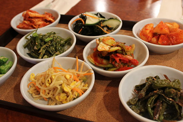马州“明洞”韩国餐厅美味的传统韩国泡菜。（陈莉莎／大纪元）