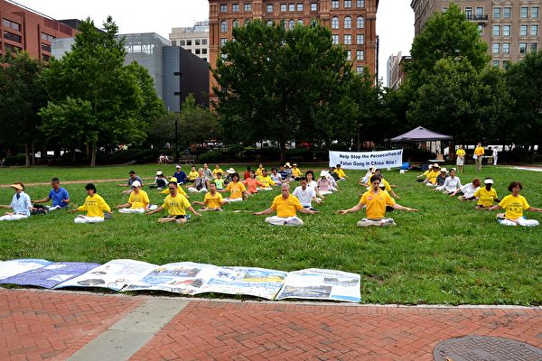 7月23日，大费城地区部分法轮功学员在费城自由钟集体炼功，呼吁停止中共对法轮功的迫害。（良克霖/大纪元）