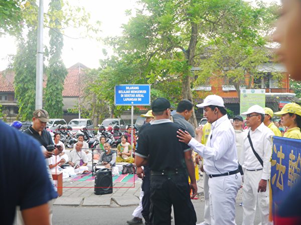 巴厘岛法轮功学员反迫害游行受阻，一些不知名的人在那里聒噪，如图红色方框框出的。（萧律生/大纪元）