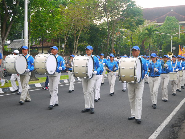 巴厘岛法轮功学员举行720反迫害游行，天国乐团打头阵。（萧律生/大纪元）