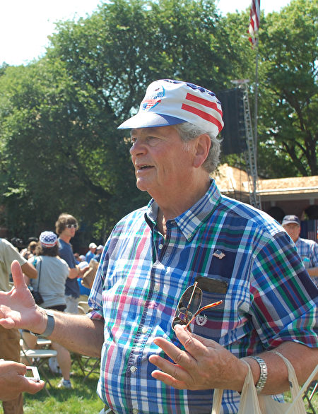 Jerry Leibovitz老先生很多家人是退伍軍人，參加慶典儀式時非常激動。（何平/大紀元）