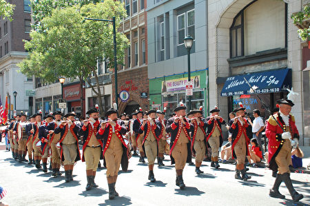 在費城獨立日遊行中的軍樂隊。（何平/大紀元）