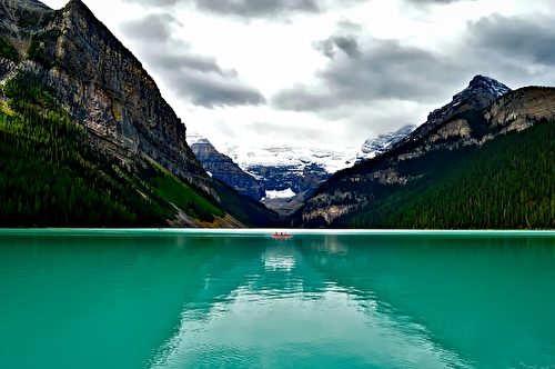 有「洛磯山脈寶石」之稱的露易絲湖，湖水折射出沉積的岩粉，呈現出美麗的藍綠色。(David Mark/CC/Pixabay)