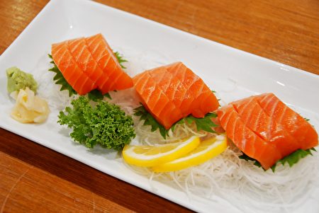 图：三文鱼刺身（Salmon Sashimi）（大纪元图片）