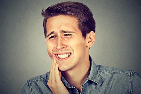 年轻觉得牙齿没有问题而忽视保养，到了中年牙痛常常找上门。(Shutterstock)