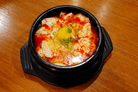 图：嫩豆腐海鲜汤（Soft Tofu Spicy Seafood Hot Pot）（大纪元图片）