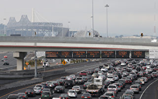 加州奥克兰进入海湾大桥收费站的汽车长龙。（Justin Sullivan/Getty Images）