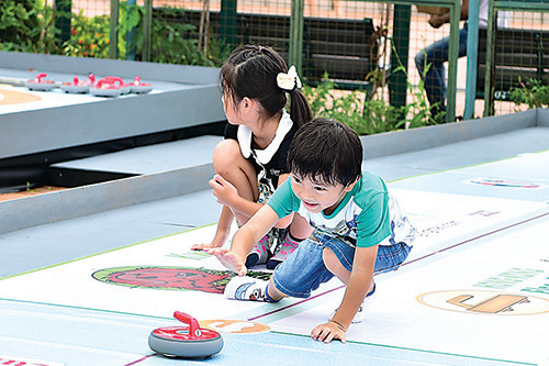 地壶球是香港人李石桩将冰壶球改良而成的本地运动，老少咸宜。（郭威利／大纪元）