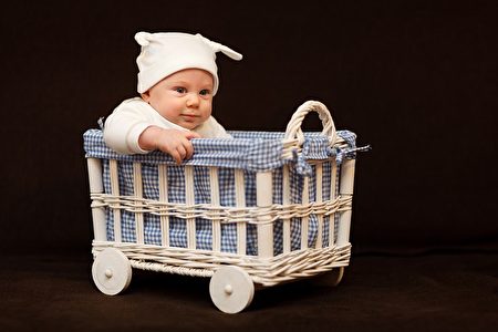 婴幼儿推车关系到宝宝的健康，年轻的父母应根据宝宝的年龄选择适当的推车。（Pixabay图库）