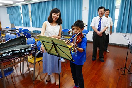 来自国立台湾交响乐团的师资为“蛹之声”夏季音乐培力营的学员做个别指导。（黄淑贞/大纪元）