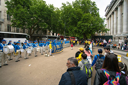 在大英博物館後門的空地上天國樂團的演奏吸引了很多遊客坐下來欣賞。（Laphare／大紀元）