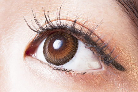 每天晚上戴6至8小時，白天眼睛就會處於不近視或低近視狀態，裸眼視力清晰。（圖/fotolia)